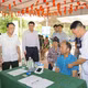 医护团队在芒通乡卫生院流动检查点为民众进行健康检查。图自越通社