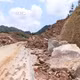 国道279号线路面被数十立方米土石掩埋。图自越通社