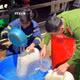 消防与救援警察部队使用专用车辆为帕科乡群众运送生活用水。图自越通社