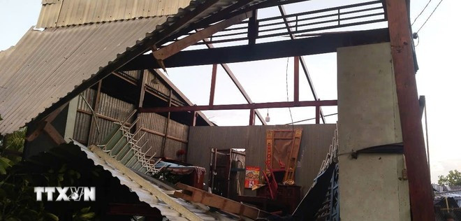 多间房屋被倒塌和掀掉屋顶。 dong-thap.jpg