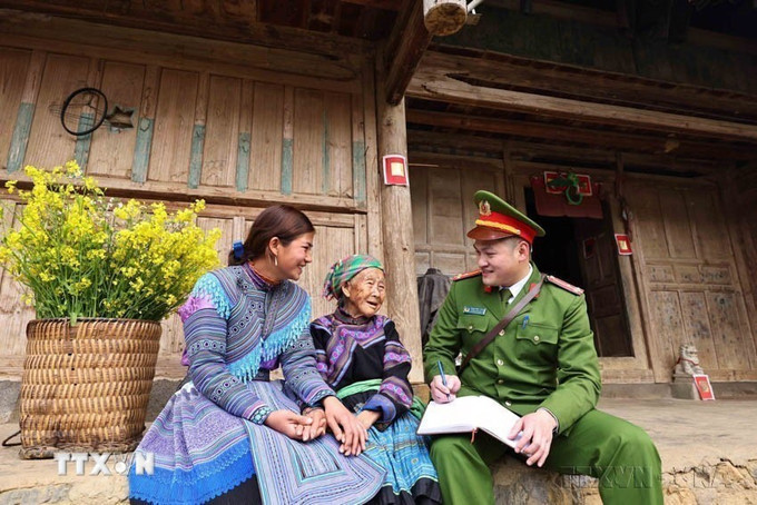 公安向少数民族同胞宣传党的路线和国家法律。 cong-an-nhan-dan-3.jpg