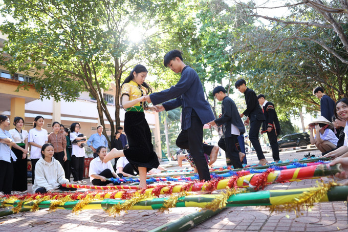 90%学生为21个少数民族的那庄龙寄宿制高中学校不仅为学生提供知识基础,还提供住宿方面的帮助,让他们放心学习。 2-hoc-sinh-krong-pac-nguyen-dung-dak-lak.jpg