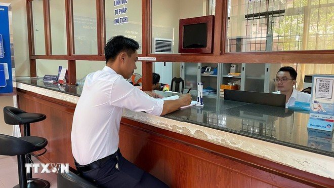 民众前往昆岛特区公共行政服务中心办理行政手续。图自越通社 民众前往昆岛特区公共行政服务中心办理行政手续。图自越通社