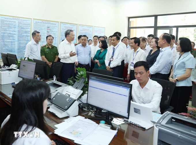 苏林总书记视察福盛乡公共行政服务中心并检查相关工作。 (图片来源:统一/越通社 tong-bi-thu-kiem-tra-hoat-dong-cua-chinh-quyen-dia-phuong-hai-cap-tai-xa-phuc-thinh-ha-noi-8125347-3.jpg