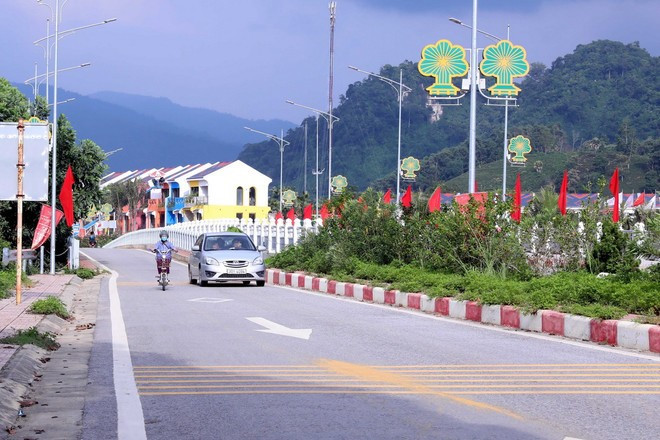 同步完善的交通道路系统。图自越通社 suc-song-moi-tren-que-huong-cach-mang-tan-trao-tuyen-quang-2-3156.jpg