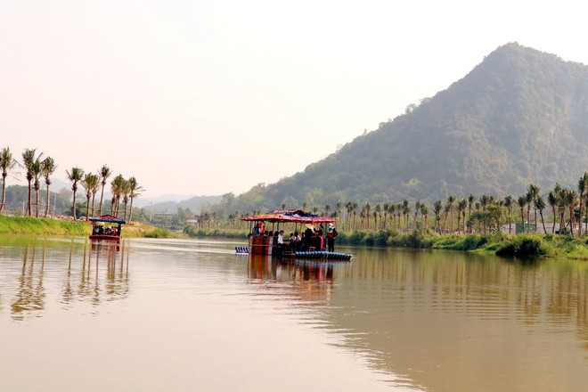 游客在新潮乡参观游览。图自越通社 suc-song-moi-tren-que-huong-cach-mang-tan-trao-tuyen-quang-3-8251.jpg
