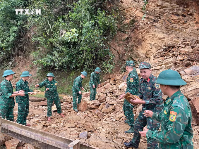 vna-potal-son-la-mua-lu-khien-3-nguoi-tu-vong-mot-so-diem-bi-sat-lo-gay-ach-tac-giao-thong-8928062.jpg