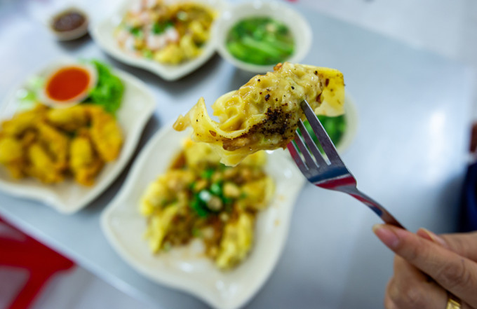 水饺是何尊权美食街最具代表性的一道美食,也是当地华人经营最多、最受欢迎的一道传统菜品。 pho-am-thuc-nguoi-hoa-4.jpg