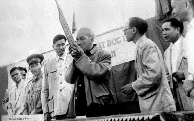 1959年5月7日,胡志明主席在走访西北地区期间吹奏了由山罗省安州县泰族同胞赠送的口琴。 chu-tich-ho-chi-minh-02.jpg