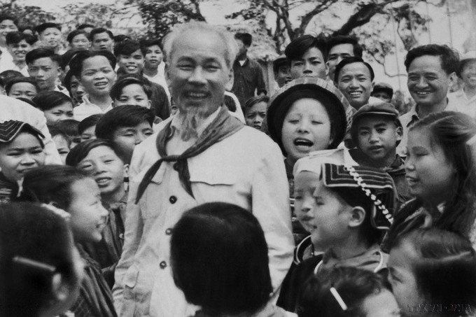 1960年3月13日,胡志明主席走访慰问位于太原的越北高山地区少数民族儿童学校 chu-tich-ho-chi-minh-08.jpg