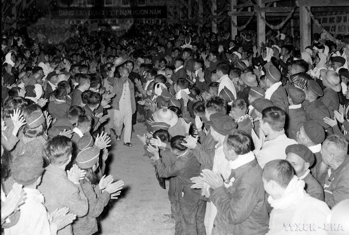 在丙申年春节(1956年2月12日)之际,胡志明主席走访慰问少数民族干部学校的学生。 chu-tich-ho-chi-minh-04.jpg