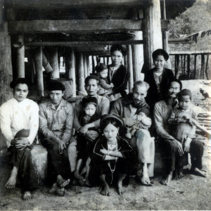 1952年,胡志明主席在越北革命根据地期间,走访慰问了宣光省安山县美鹏乡的一户瑶族家庭。 chu-tich-ho-chi-minh-den-tham-mot-gia-dinh-nguoi-dao-o-xa-my-bang-huyen-yen-son-tuyen-quang-trong-nhung-nam-o-viet-bac-nam-1952.jpg