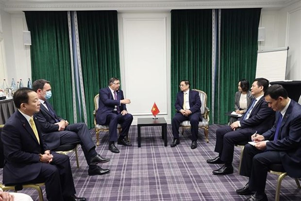 越南政府总理范明政会见道达尔(Total)石油公司首席执行官帕特里克。图自越通社 越南政府总理范明政会见法国各大公司领导人 ảnh 1