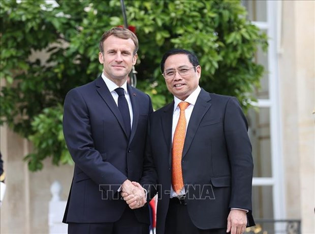 政府总理范明政(右)会见法国总统马克龙。图自越通社 政府总理范明政会见法国总统马克龙 ảnh 1