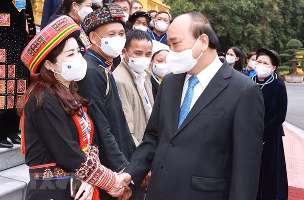 国家主席阮春福会见北件省先进模范代表和模范村长 ảnh 1
