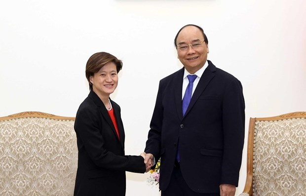 越南政府总理阮春福会见即将离任的新加坡驻越南大使凯瑟琳王。图自越通社 越南政府总理阮春福会见新加坡驻越大使 ảnh 1