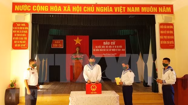 国会和人民议会换届选举：长沙岛县选民积极参加提前投票 ảnh 1