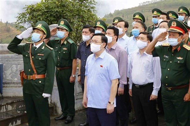 国会主席王廷惠一行前往龙居旗台,出席升旗仪式和向国旗敬礼仪式。越通社发 国会主席王廷惠:应用信息技术增进代表候选人与选民的互动沟通 ảnh 1