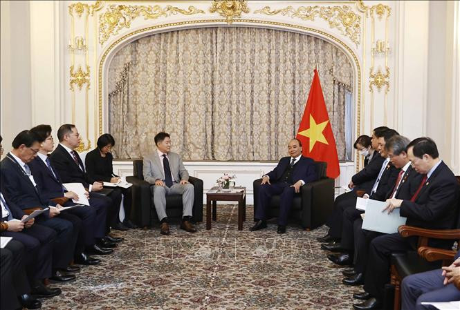 阮春福会见晓星集团董事长赵显俊。图自越通社 阮春福会见韩国一流经济集团代表 ảnh 1