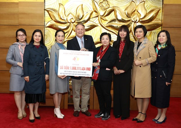 越南—加拿大友好协会举行2019年关爱儿童慈善义跑善款支票移交仪式。 图自越通社 越南—加拿大友好协会举行河内关爱儿童慈善义跑善款支票移交仪式 ảnh 1