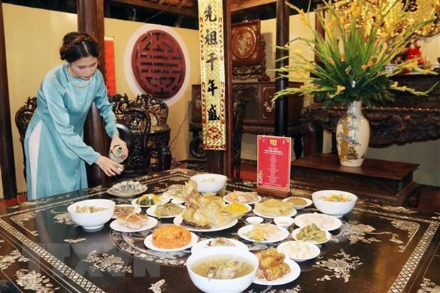 附图:每逢春节过年,越南人又有选购美味而珍稀的食物之乐,首先是供奉祖先,然后全家人一起品尝分享。图自越通社 越南人过春节的习俗 ảnh 1