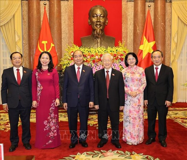 出席交接仪式的越共中央总书记、前国家主席阮富仲(右三)与越共中央政治局委员、新任国家主席阮春福(左三)以及其他领导。图自越通社 前国家主席阮富仲与新任国家主席阮春福进行交接工作 ảnh 1