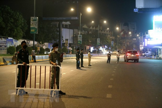 警察在首都金边街道上执行任务。图自越通社 新冠肺炎疫情:柬埔寨首相洪森呼吁民众严格遵守封锁令 ảnh 1