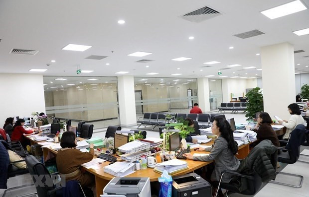 资料图。图自越通社 2021年第一季度劳动者月均收入增加33.9万越盾 ảnh 1