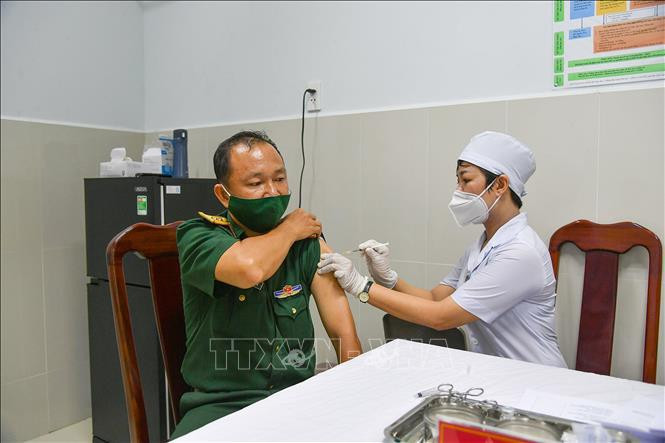 医务人员为干部、战士接种新冠疫苗。图自越通社 新冠肺炎疫情:全国新冠疫苗接种人数达近5.4万 ảnh 1