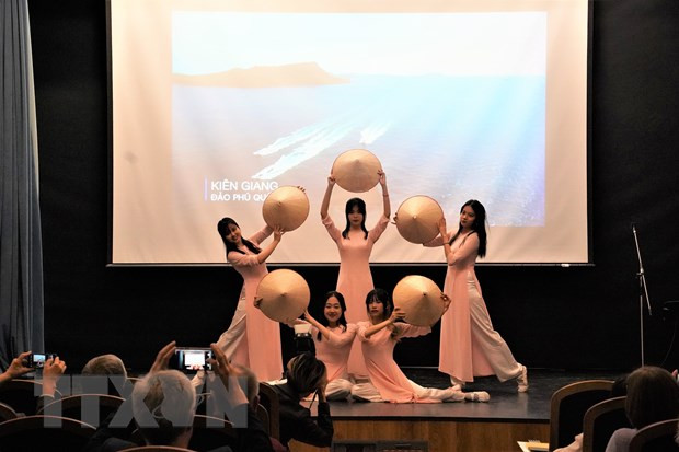 越南大学生的舞蹈表演节目。图自越通社 “越南日”活动在莫斯科国立语言大学举行 ảnh 1
