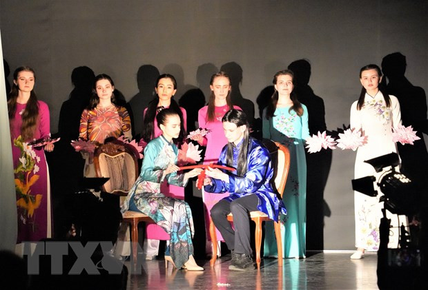 俄罗斯大学生的表演节目。图自越通社 “越南日”活动在莫斯科国立语言大学举行 ảnh 2