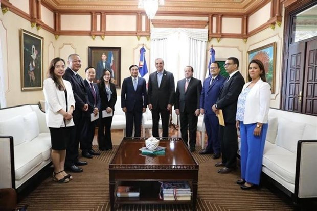 越共代表团礼节性拜会多米尼加总统路易斯·罗道尔夫·阿比纳迪尔。图自越通社 越南共产党代表团对多米尼加共和国进行工作访问 ảnh 1