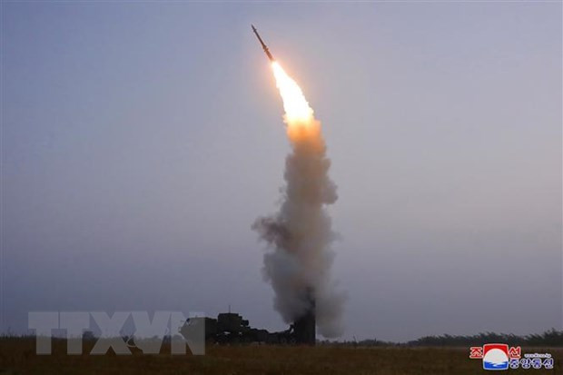 朝鲜国防科学院2021年9月30日成功试射一枚“新研发”的防空导弹。图自越通社 东盟重申支持实现朝鲜半岛无核化 ảnh 1