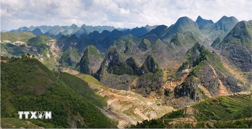 古老的石灰岩层、壮丽的洞穴系统以及地壳构造运动的遗迹，共同形成了世界罕见的“活的地质博物馆”。