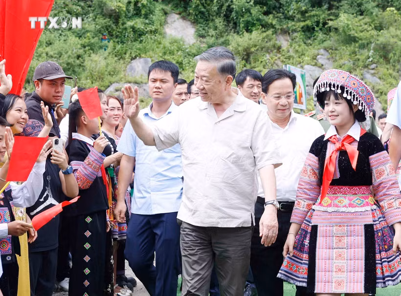 越共中央总书记、国家主席苏林率团出席山罗省云湖乡龙良全民保卫祖国安全日活动。图自越通社