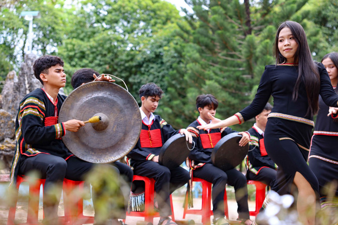 得乐省尼庄朗(N’Trang Lơng)民族寄宿制高中锣钲俱乐部,经常被教育与培训厅和省政府邀请,在多种文化艺术活动中为学生们表演。图自越通社 anh-2.jpg