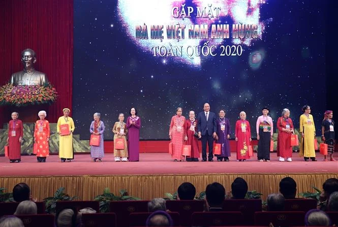 阮春福总理出席越南英雄母亲代表见面会
