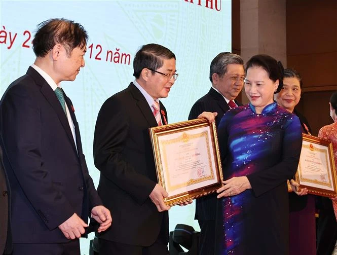 越南国会主席阮氏金银出席国家主席劳动勋章和政府总理奖状授予仪式