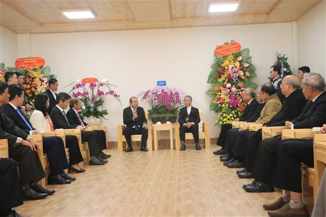 政府常务副总理张和平向大叻主教座堂和越南福音教教会致以圣诞祝福