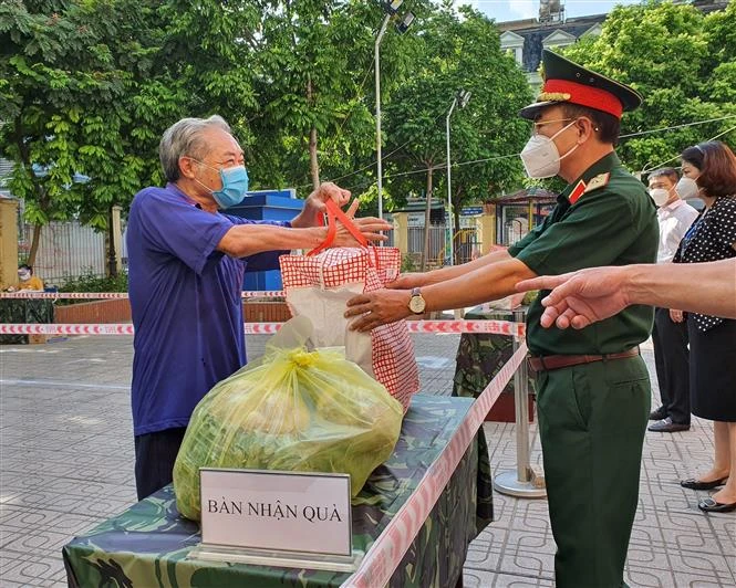 设立零盾货摊 用心化解贫困之冰