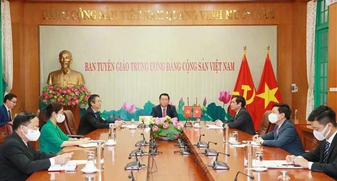越共中央宣教部部长阮仲义与中共中央宣传部部长黄坤明举行视频会谈