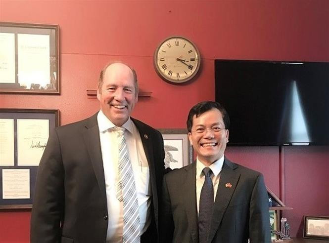 越南驻美国大使与美国共和党众议员泰德·游贺通电话