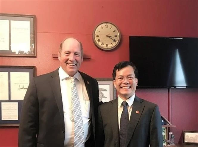 越南驻美国大使与美国共和党众议员泰德·游贺通电话