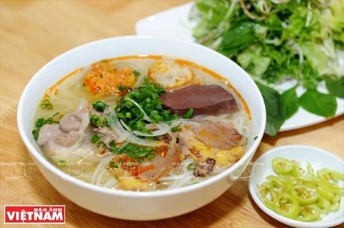 一碗顺化牛肉粉是数百年民间智慧的结晶,深刻映照出顺化人的心灵、生活方式与饮食文化。图自《越南画报》
