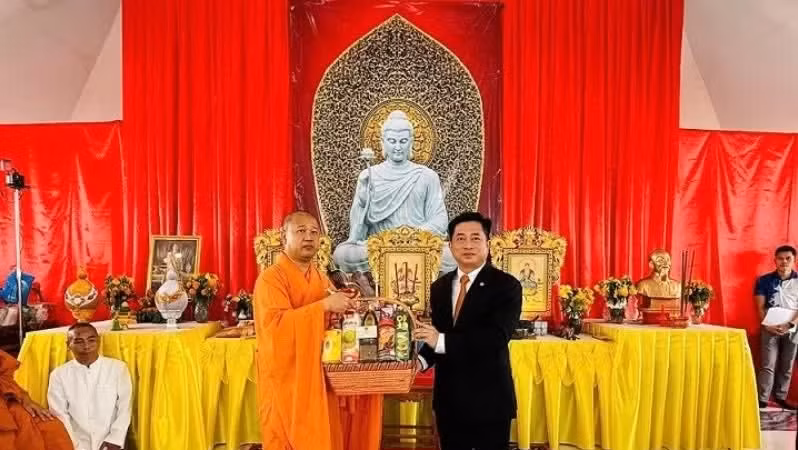 越南驻孔敬总领事丁黄灵强调，华严寺是一项文化工程，体现了旅泰越南人社群的团结协作，所在国人民的支持以及当地政府的帮助。图自《国际报》