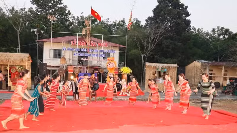 斯丁族求雨节中的求雨舞蹈。图自越通社