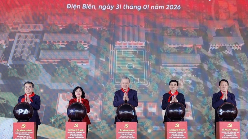 1月31日，越共中央总书记苏林出席奠边省十八坪（Si Pa Phìn）乡十八坪九年一贯制寄宿学校落成典礼。这是党和国家在全国248个陆地边境乡建设248所十八坪九年一贯制寄宿学校项目中的最早建成的学校。图自越通社
