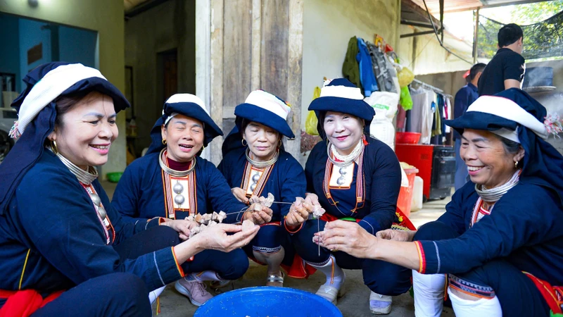 清化省玉勒乡下山村的瑶族妇女们兴高采烈地准备“年终节”的宴席。图自越通社