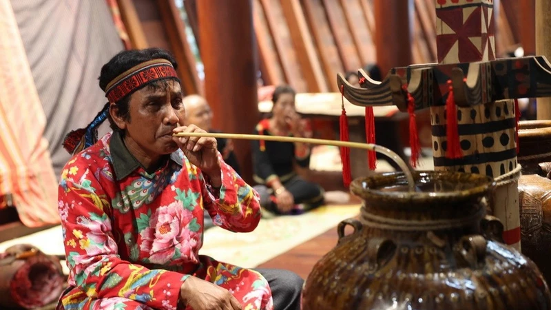 埃地人新居落成仪式上盛放米酒的酒坛。图自越通社