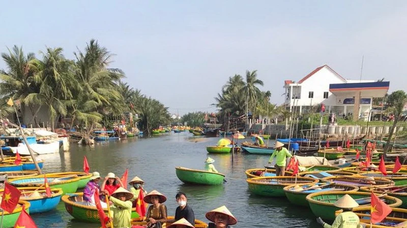 静静依傍在宁和平缓的河畔，锦清坊以绵延近百公顷的七亩椰林生态系统的质朴宁静的魅力给游客留下深刻印象。图自越通社